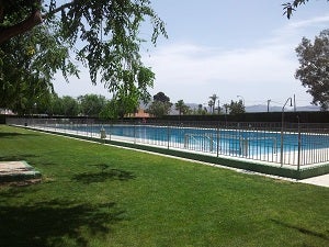La puesta a punto de la piscina municipal cuesta menos este año, en Huércal Overa