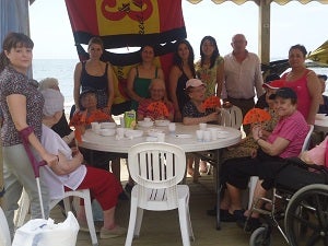 Mayores de Cuevas reciben al verano con un día en la playa