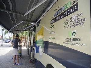El Bus del Reciclaje enseña a niños y mayores la importancia de separar y reutilizar los residuos