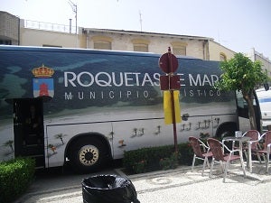 El autobús que promociona Roquetas de Mar y su Feria pasa por Vera