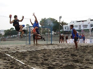 Carboneras disfruta de un intenso fin de semana con el Torneo de Balonmano Playa ‘Fiestas del Pescador’