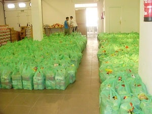 Cadena de solidaridad: necesitados que dan su ‘pan’ a otros necesitados, en Vera