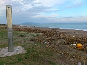El PSOE de Mojácar denuncia la dejadez del Ayuntamiento en la limpieza en las playas de los residuos de las riadas