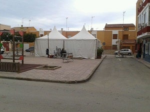 El PSOE acusa de “clientelismo político” al alcalde por permitir a un ex edil del PP ocupar una plaza con dos carpas