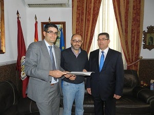 El Ayuntamiento recibe de ‘La Caixa’ una ayuda de 10.000 euros para los damnificados de las riadas