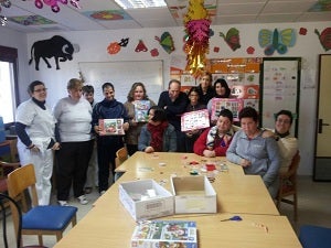 La concejal de Asunstos Sociales visita el Centro Ocupacional ‘Virgen del Río’ y lleva varios regalos a los chicos