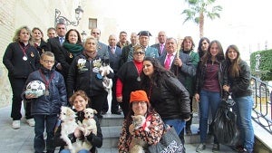 Centenares de personas y sus mascotas celebraron el domingo la tradicional y multitudinaria Fiesta de San Antón en Vera