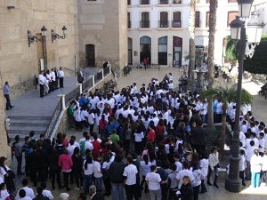 Centenares de personas se congregan en la Plaza Mayor por el Día de la Paz