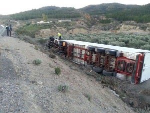 Un camión se sale de la A7 a la altura de Huércal-Overa a causa del viento