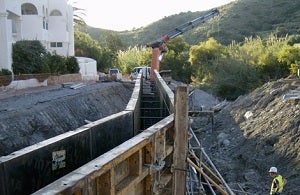 La Junta construye un muro de defensa en el barranco Las Marinas de Mojácar