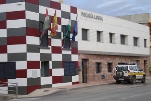 Agentes de la Policía Local de Pulpí, rescatan a un anciano que permaneció tres días encerrado en su vivienda, tras caerse y fracturarse la cadera