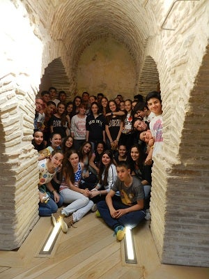 Los jóvenes plantan pinos en el acceso al castillo huercalense