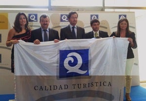 El Alcalde de Pulpí, recibe de manos del Ministro de Industria, Energía y Turismo las tres banderas “Q” de Calidad Turística
