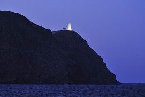 La Torre del Rayo luce en la noche de Carboneras con ‘respeto’ por su entorno