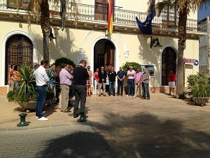 Cuevas guarda un minuto de silencio en memoria de las víctimas de Galicia