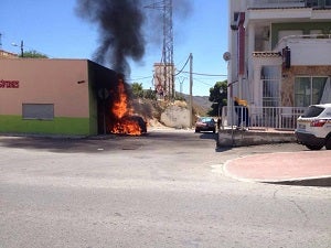 Los bomberos intervienen en el incendio de un coche en Huércal-Overa