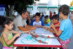 La magia de los cuentos populares de Carboneras llega a los más pequeños en los talleres de animación infantil en la playa