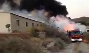 Bomberos del Levante intervienen en un incendio en una nave agrícola en Los Navarros, Huércal-Overa