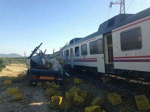 Reciben el alta tres heridos en el accidente de tren y sigue en observación el conductor del camión