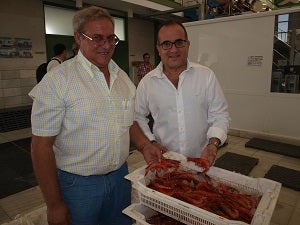 El alcalde de Garrucha visita la lonja tras la ‘reaparición’ de la gamba roja