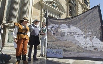 Don Quijote y Sancho Panza batallan contra un nuevo gigante: El Algarrobico