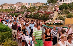 La Virgen del Carmen fue acompañada por cientos de personas en su romería por las playas de San Juan de los Terreros