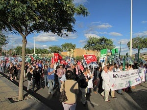 Medio millar de personas se movilizan contra el cierre de camas en Huércal-Overa