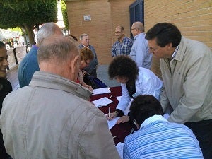 Recogida de firmas contra el cierre de camas en el hospital huercalense