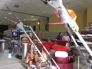 La Nave Polivalente de Cuevas, llena hoy de pájaros y vinos