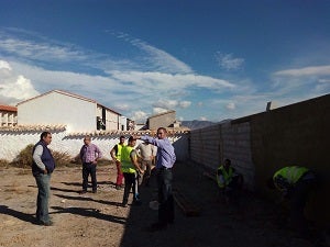 Vecinos y ayuntamiento colaboran en la ampliación del cementerio de Úrcal