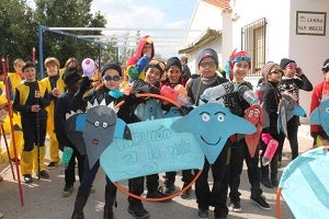 Alumn@s y maestr@s del C.P.R “San Miguel” de El Convoy participan en un divertido desfile de carnaval