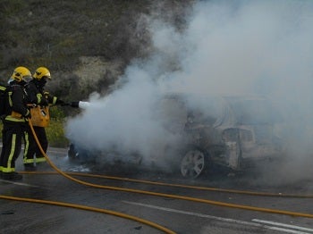 Bomberos del Levante acuden a sofocar un incendio de un vehículo en Sorbas