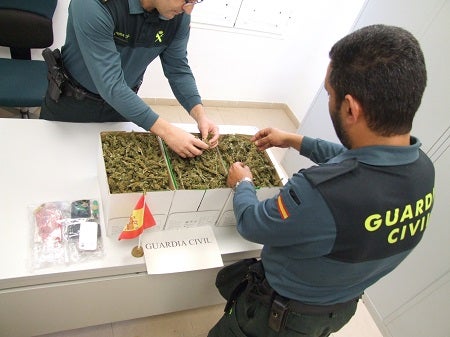 Detenidos dos cuevanos con más de un kilo de marihuana