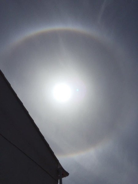 Un halo solar muy poco habitual llama la atención de vecinos del Levante