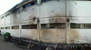 Queman media docena de contenedores afectando al colegio Simón Fuentes de Carboneras
