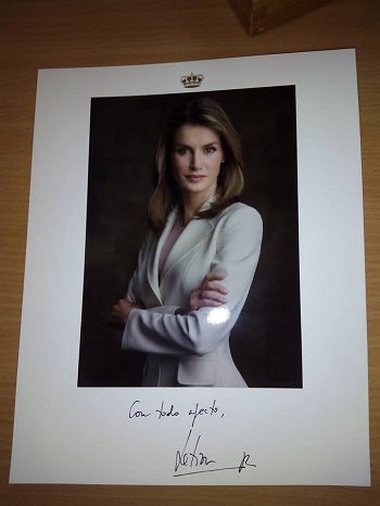 La Casa Real manda al Centro de Día de Garrucha una foto dedicada de la Reina Letizia