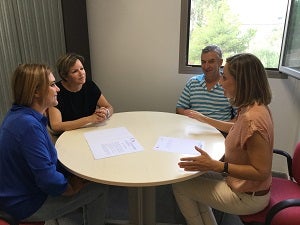 El Ayuntamiento huercalense entrega cien ayudas para material escolar