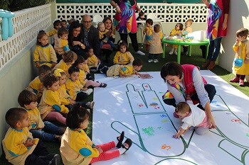 Los niños de Huércal-Overa empiezan a pintar su mural del Día de la Infancia