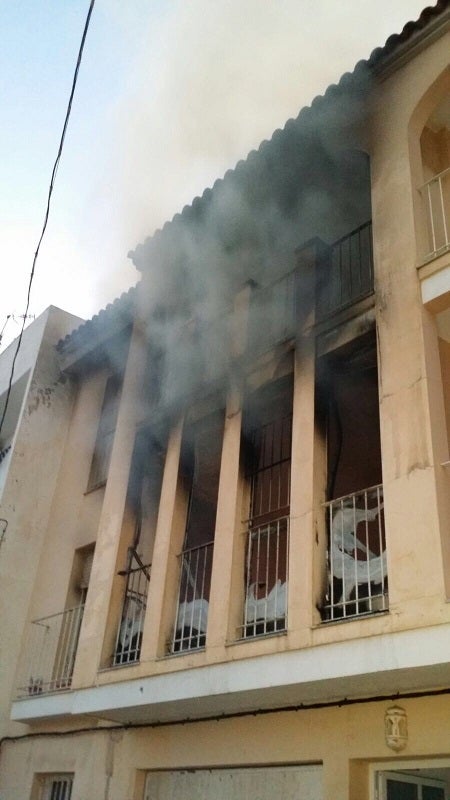 Desalojado un bloque y atendida una mujer por inhalación tras el incendio de un piso en Villaricos