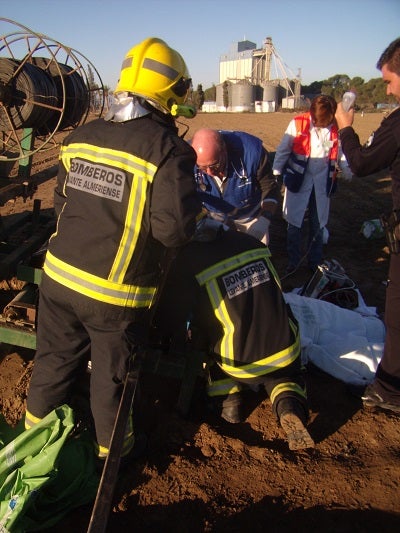 Herido de gravedad al clavarse un hierro cuando trabajaba con un tractor en Huércal-Overa