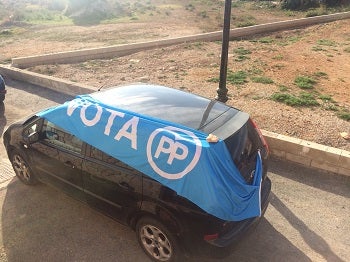 Los coches de un concejal del PSOE de Cuevas aparecen rayados y con carteles del PP