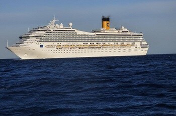 El crucero 'Costa Mágica' de 272 metros de eslora se acerca a Garrucha