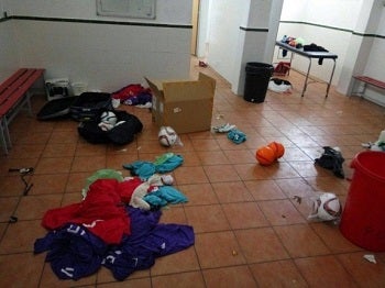 Roban material deportivo y causan desperfectos en el vestuario del Huércal Overa