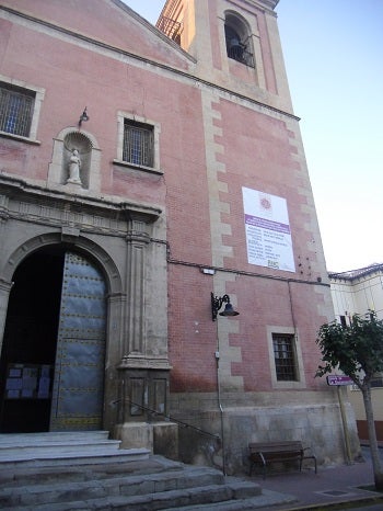 Las hermandades de Cuevas recogen firmas para que se arregle la Iglesia
