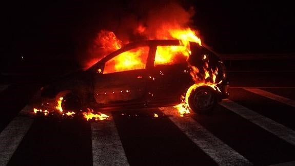 Arde un vehículo en la A-7