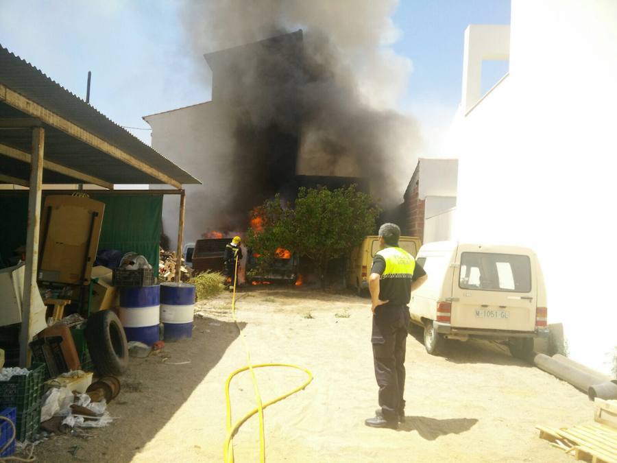 Dos viviendas y varios vehículos afectados por un incendio en Los Gallardos