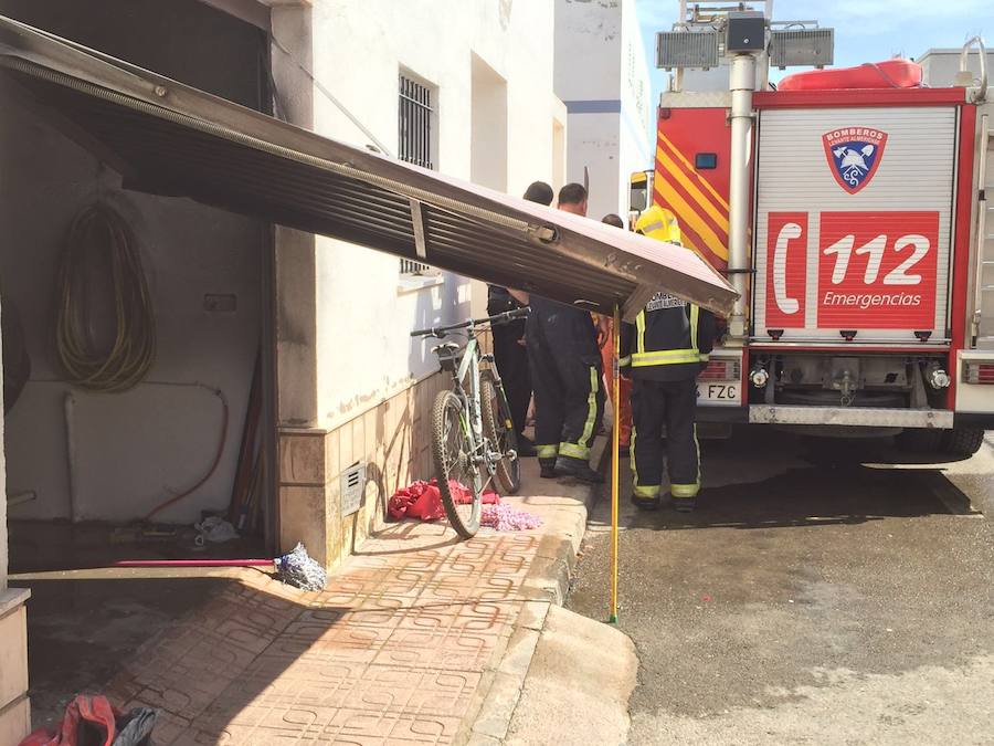 Tres heridos en el incendio del garaje de una casa en Pulpí