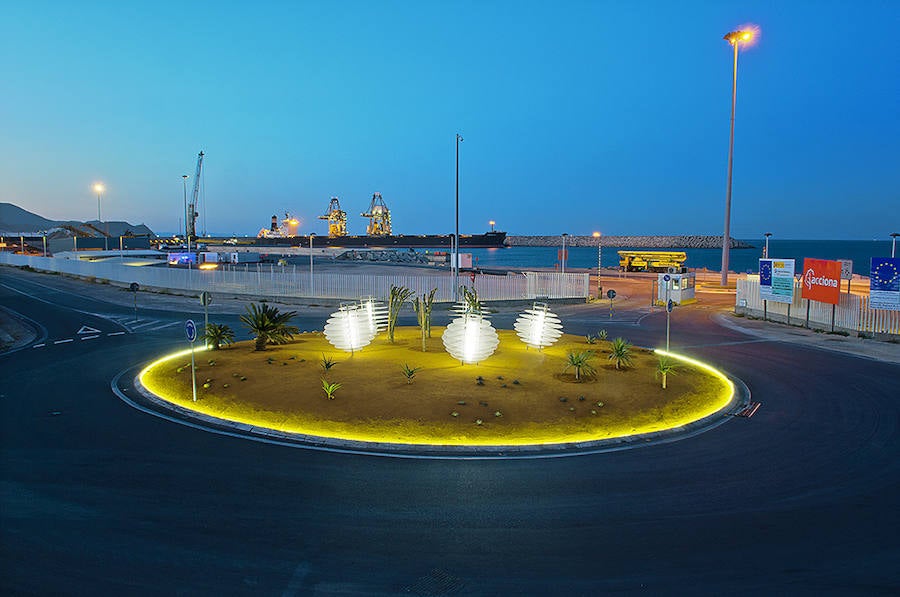Carboneras ya luce una bonita glorieta frente al puerto industrial
