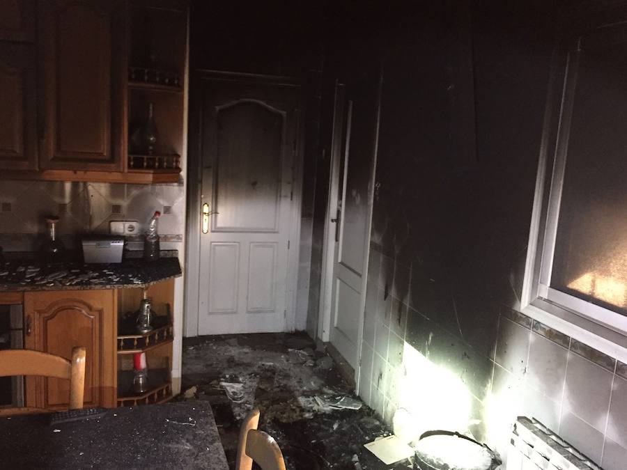 Bomberos sofocan un incendio en una vivienda de Vera