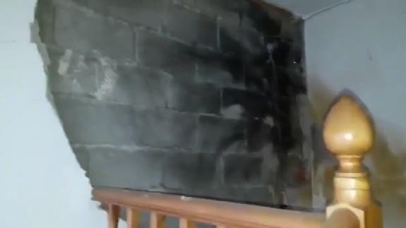 Un rayo entra en una casa de Vera por la claraboya del techo